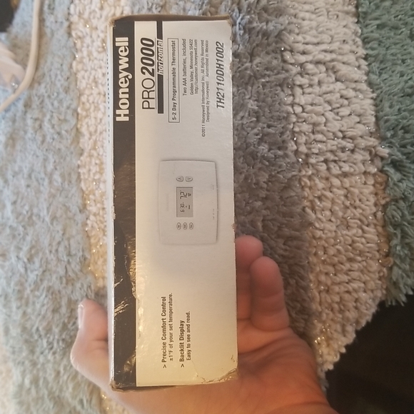 Programmable thermostat - Picture 2 of 3